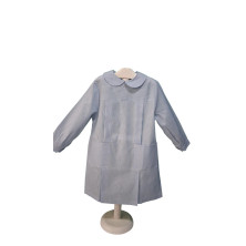 Babero escolar rayas celeste abrochado detrás mod.34
